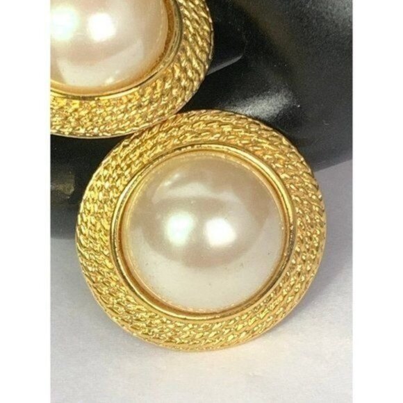 𝅺VINTAGE MARVELLA Faux Pearl Gold-Tone Earrings - Picture 3 of 6